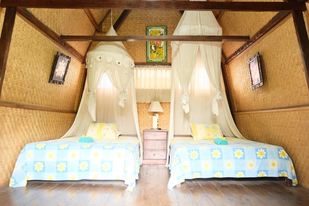 Kerti Beach Bungalow And Restaurant Падангбай Экстерьер фото